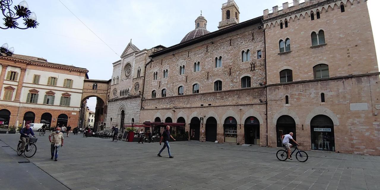 Nonna Tina In Centro Citta Apartment Foligno Bagian luar foto